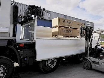 Folded Galoppino tarpaulin system on a tipper with open board for the loading of pallets